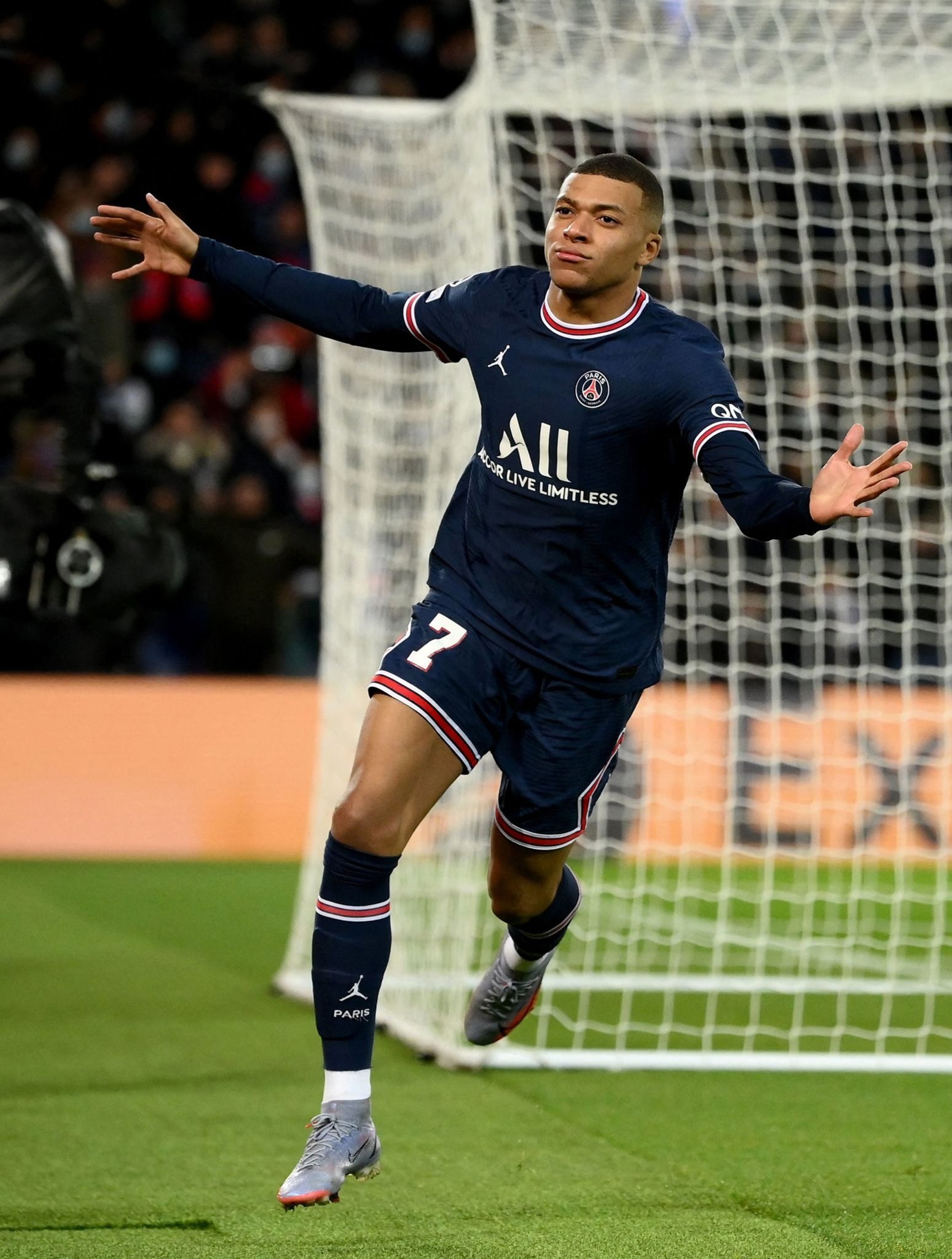 中场核心连续送出致命直塞