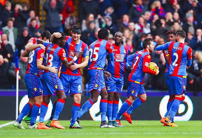 乔治娜晒在卡塔尔海边照片，蓝色紧身连衣裙尽显曼妙身姿