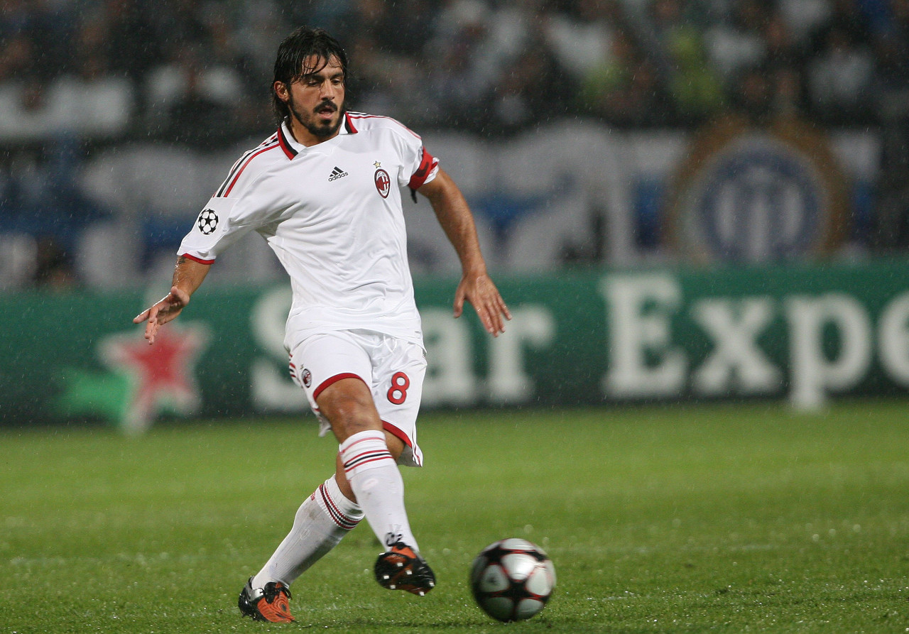 北雪平球迷向场内投掷烟花，瑞典超甲升级附加赛被迫中断