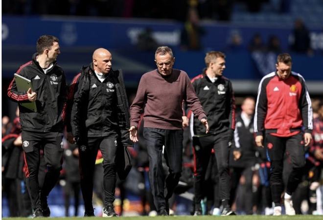 社媒被“下课”刷屏！从冠军教头到千夫所指，斯洛特的下课危机爆发（社媒“下课”声浪汹涌：从冠军教头到众矢之的，斯洛特陷入下课风暴）