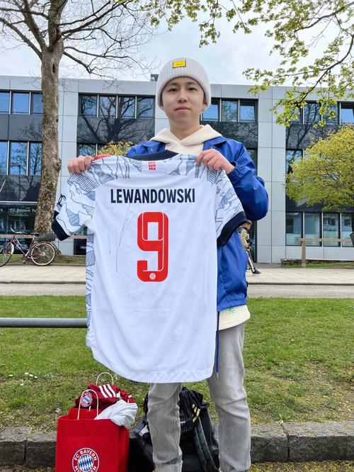 埃迪-豪：球队中场从六人减至四人，必须赶紧引援