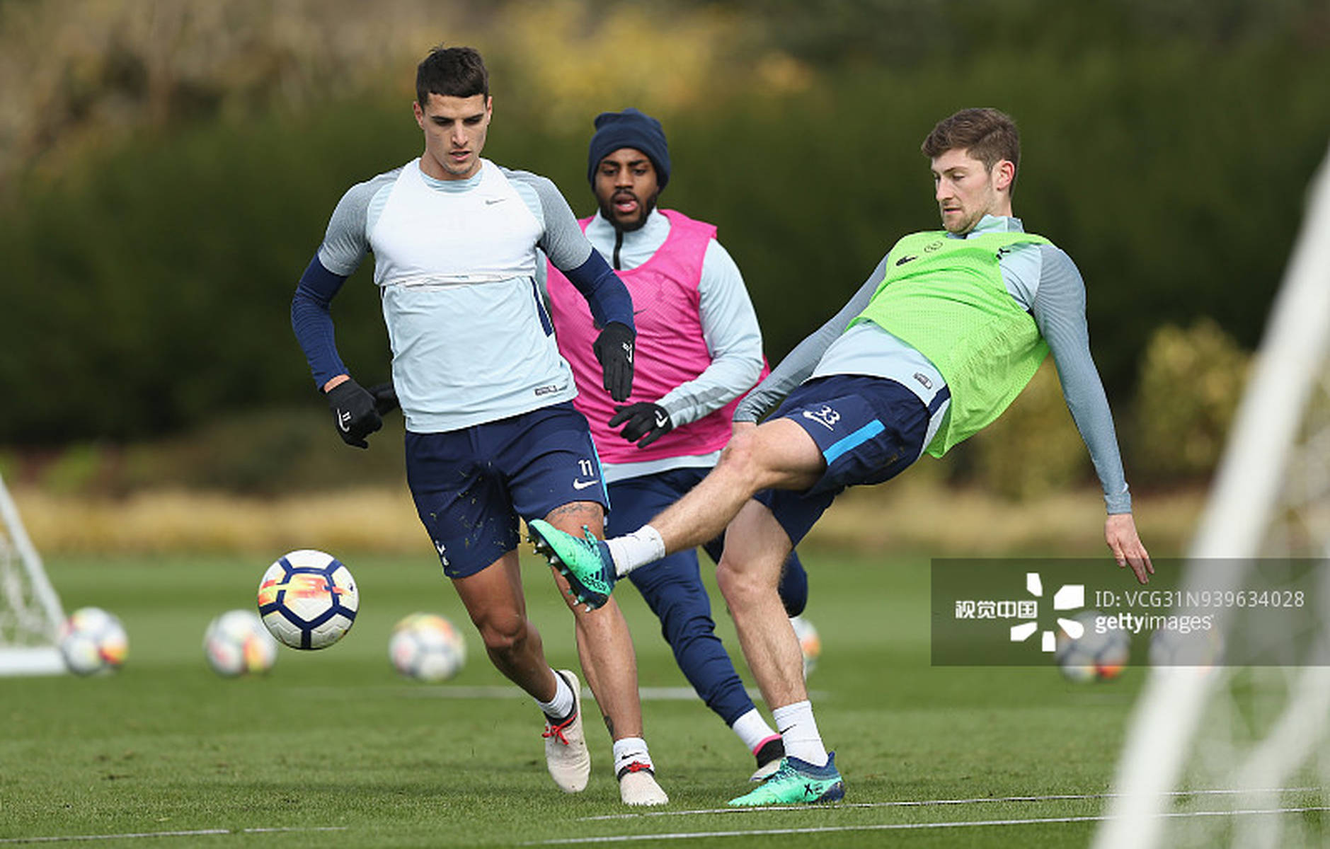 太阳报：女演员悉尼妹恢复单身后收到了大量英超球星的私信（《太阳报》称，女演员悉尼妹重回单身后收到众多英超球员私信）