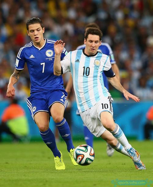 足球欧洲杯训练场出现意外，球员脚踝受伤