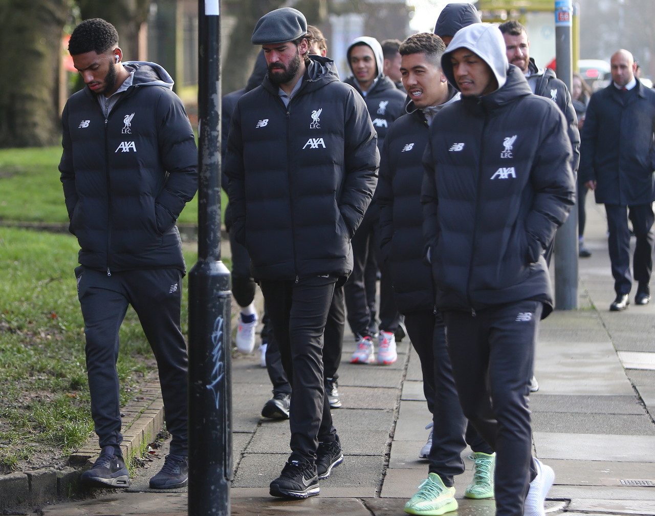 欧文突破两人防守完成得分