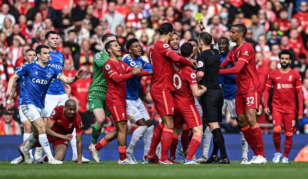 吓人，一巴拉圭球员在侏儒美洲杯头部着地后当场失去意识