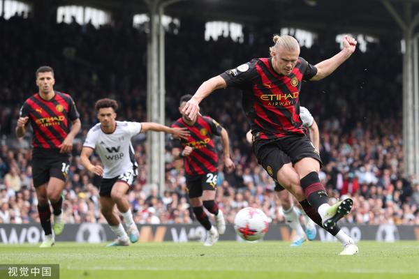 永远的科皇！拜仁在对阵圣保利赛前为科曼补办告别仪式